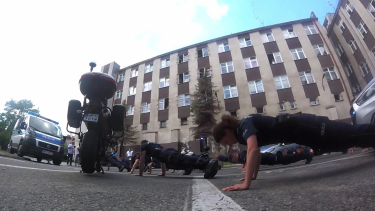 akcja_policji_pod_komenda.mp4