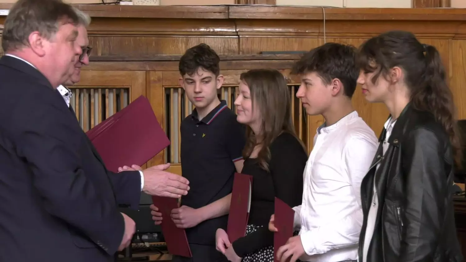 prezydent-nagrodzil-uczniow.mp4