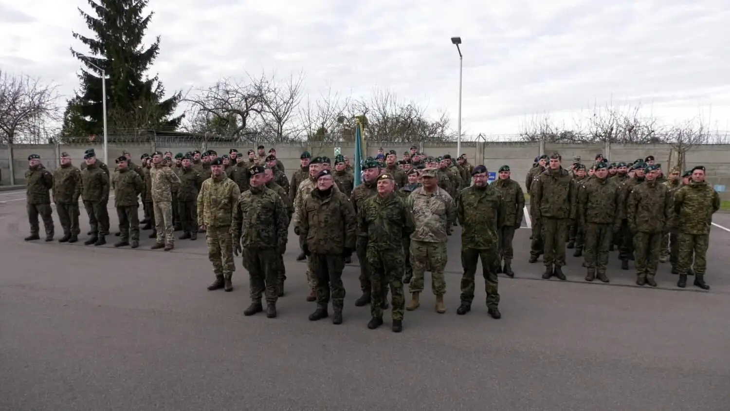 general-broni-dariusz-parylak-z-wizyta-w-elblagu-w-miejscu-i-srodowisku-sluzby-rozumie-sie-szczegolnosc-tego-co-sie-robi.mp4