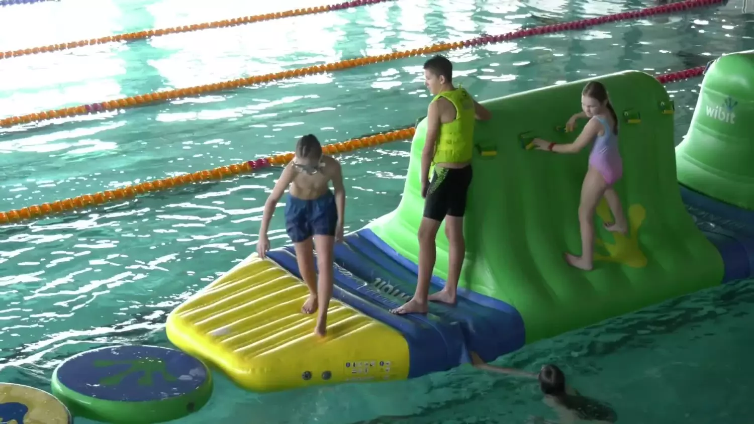 trwa-zabawa-na-dmuchanych-torach-w-crw-dolinka.mp4