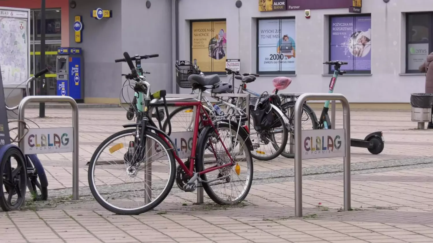 nowe-stojaki-rowerowe-pojawia-sie-przy-szkole-muzycznej-a70a7c3.mp4