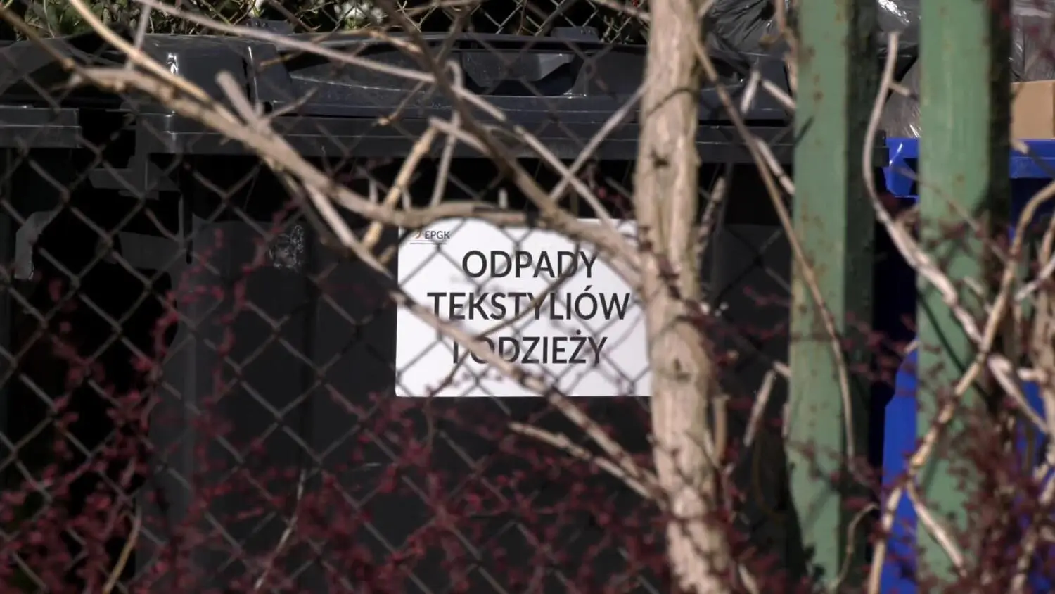 pojemnik-na-zuzyta-odziez-i-tekstyla-w-miescie.mp4