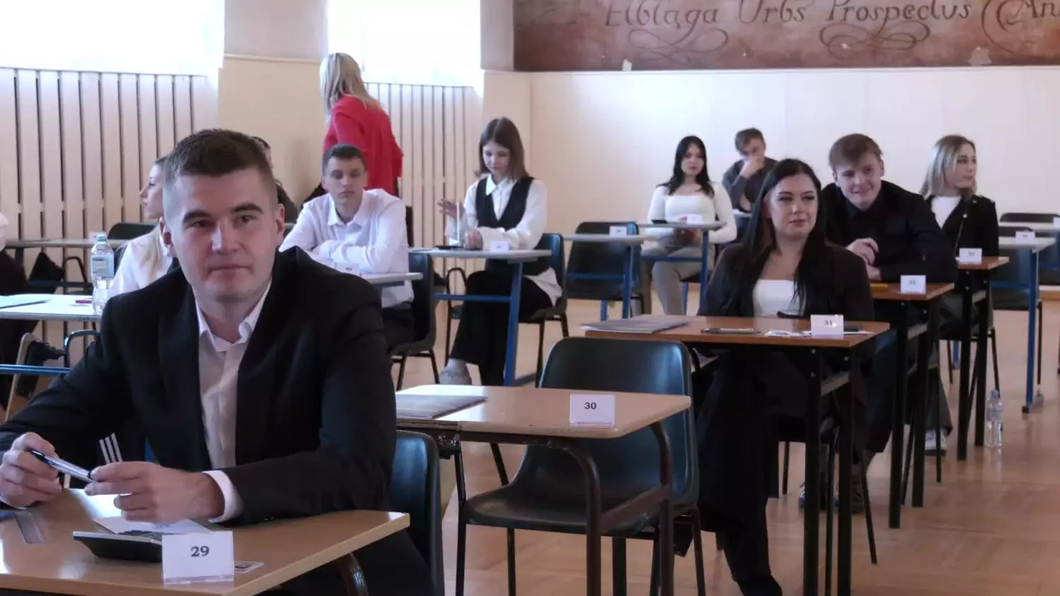 elblascy-uczniowe-zdaja-egzamin-dojrzalosci.mp4