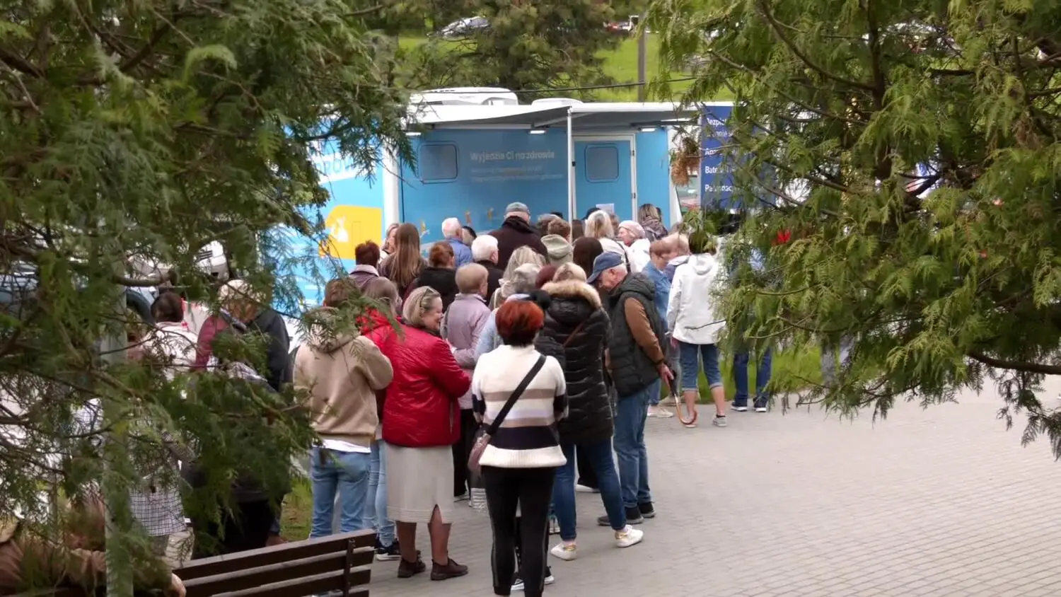 fura-zdrowia-zaparkowala-przed-elblaskim-szpitalem.mp4