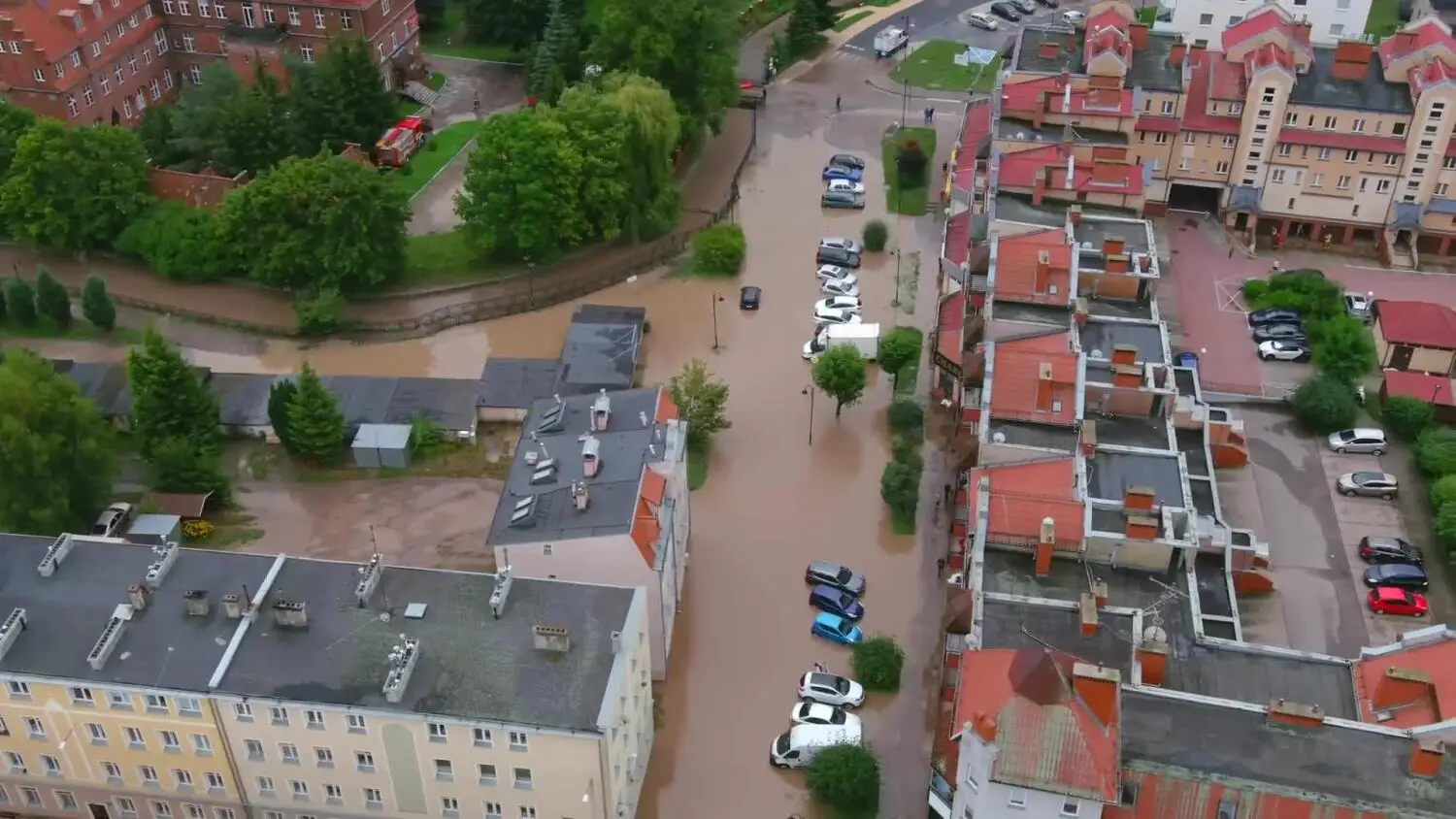 elblag-zalany-przez-wode-sluczby-reaguja.mp4