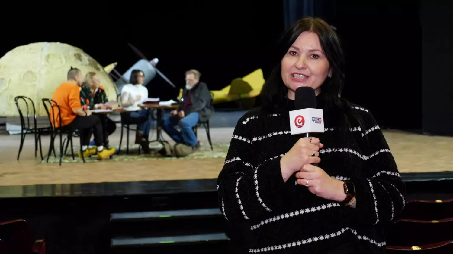 zapowiedz-scena-przy-stoliku.mp4